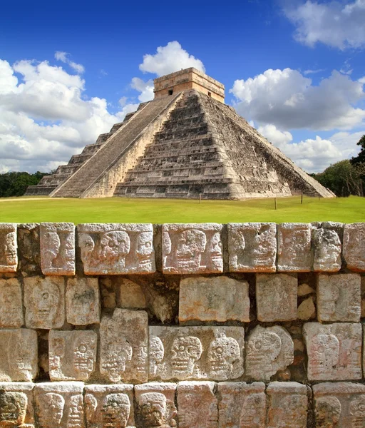 Chichén Itzá tzompantli väggen av skallar — Stockfoto