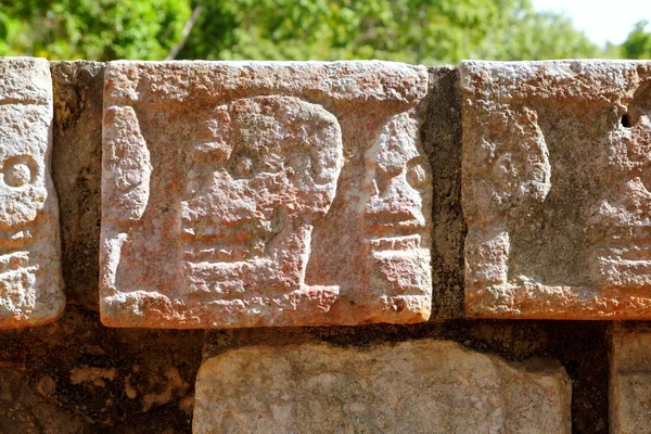 Chichen Itza tzompantli kafatası duvarına — Stok fotoğraf