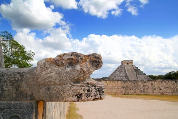 Chichén Itzá Jaguar y Kukulkán pirámide del templo maya —  Fotos de Stock