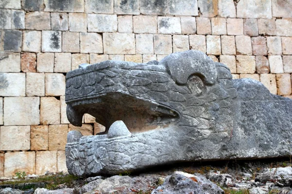 Serpiente Chichén Itzá Cabeza de serpiente maya México —  Fotos de Stock