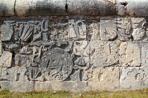 Chichén Itzá jeroglíficos maya pok-ta-pok pelota cancha — Foto de Stock