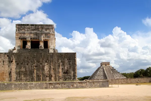 Chichen Itza jaguar Tapınağı Tüylü yılan Maya piramit — Stok fotoğraf