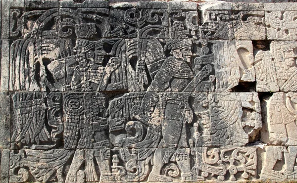 Chichen itza hieroglyfy mayské pok-ta-pok míč soud — Stock fotografie