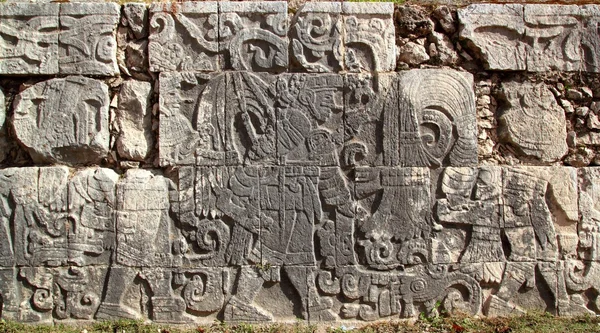 Chichen Itza geroglifici maya pok-ta-pok campo da ballo — Foto Stock