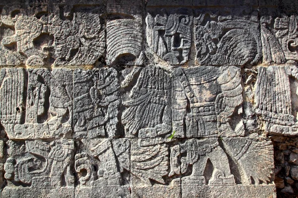 Chichen itza hiërogliefen Maya pok-ta-pok bal HofChichén Itzá jeroglíficos mayas pok-ta-pok de pelota — Stockfoto