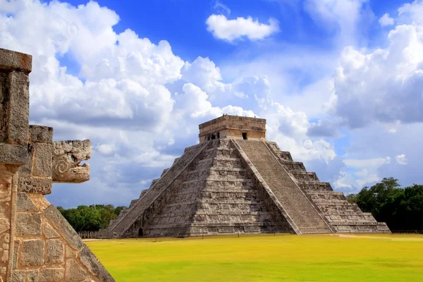 Змея Чичен-Ица и пирамида Кукулькан-Майя — стоковое фото