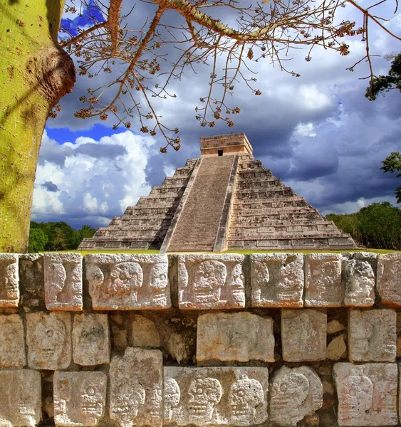 Чичен Ица Цзомпантли Стена черепов пирамида Кукулкан — стоковое фото