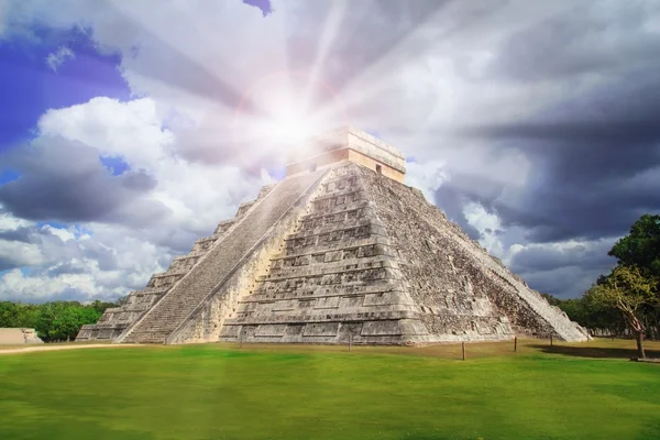 Chichén Itzá kukulkan pyramid solen stråla Mexiko — Stockfoto