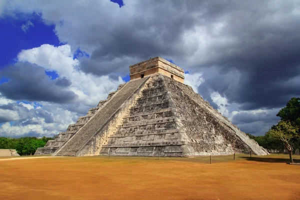 Chichen Itza Tüylü yılan Maya piramit Meksika — Stok fotoğraf