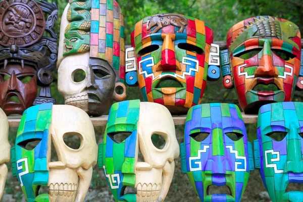 Färgglada Maya masker indisk kultur i djungeln — Stockfoto