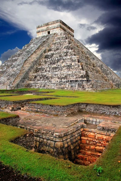 Chichen itza kukulcan Maya piramide el castillo — Stockfoto