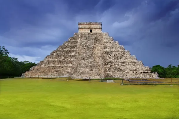 Chichen itza el castillo kukulcan mayan templey mexiko — Stockfoto