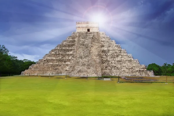 Chichen Itza Kukulcan Mayan temple sun beam — Stock Photo, Image