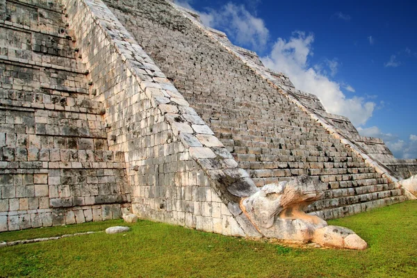 Serpiente kukulquina Pirámide Maya Chichén Itzá México — Foto de Stock