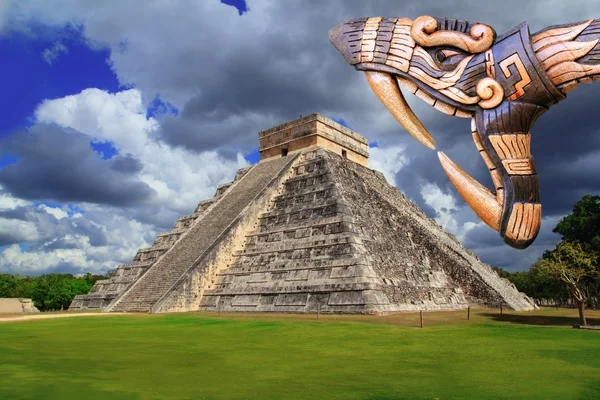 Antiguo templo maya Kukulcan chichen itza serpiente — Foto de Stock