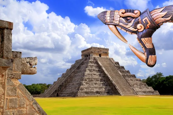 Oude kukulcan Maya tempel chichen itza slang — Stockfoto