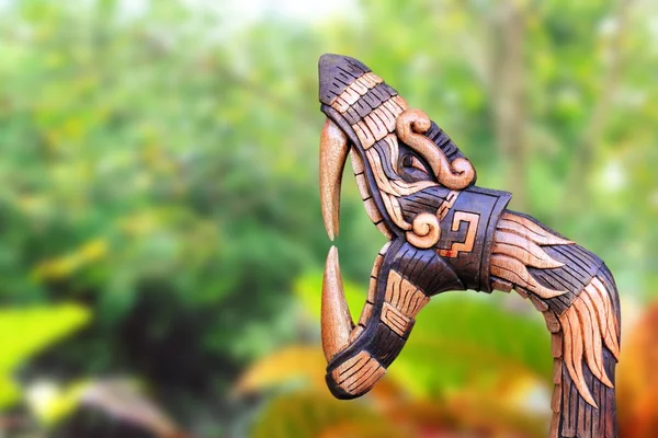 奇琴伊察蛇象征木手工墨西哥 — 图库照片