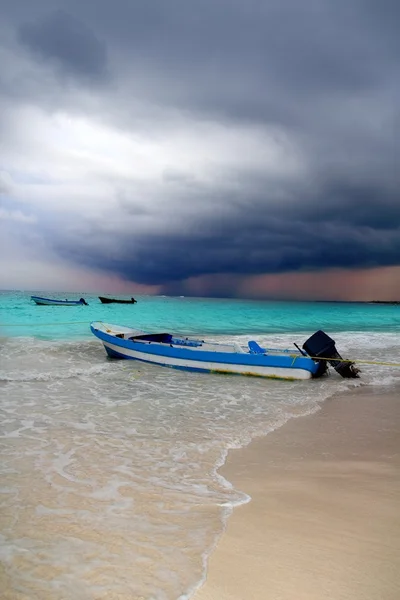 Karayip Tropik fırtına kasırga plaj tekne önce — Stockfoto