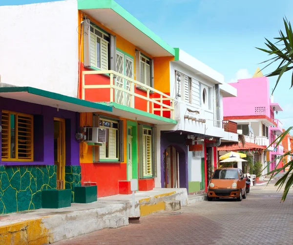 Kleurrijke caribbean huizen tropische isla mujeres — Stockfoto