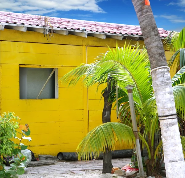 Caribe tropical playa amarilla casa de madera —  Fotos de Stock