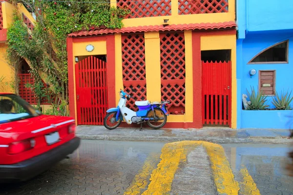 MezuzaΚαραϊβικής πολύχρωμα σπίτια τροπικό isla mujeres — Φωτογραφία Αρχείου