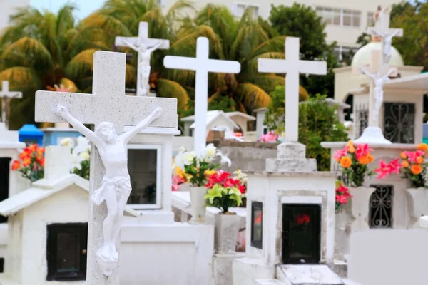 Cementerio caribeño figuras de santos ángeles católicos — Foto de Stock