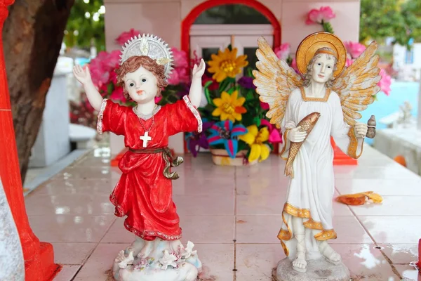Cementerio caribeño figuras de santos ángeles católicos — Foto de Stock