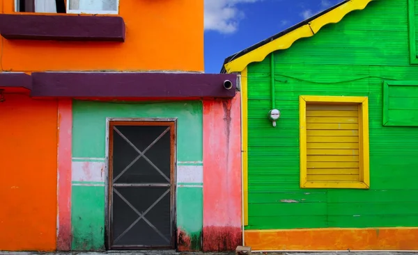 MezuzaΚαραϊβικής πολύχρωμα σπίτια τροπικό isla mujeres — Φωτογραφία Αρχείου