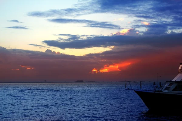Caribbean sea sunset in Mexico Isla Mujeres boat — Stock Photo, Image