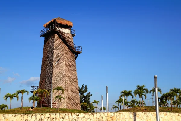 Cancun torre de controle do aeroporto velho de madeira — Fotografia de Stock