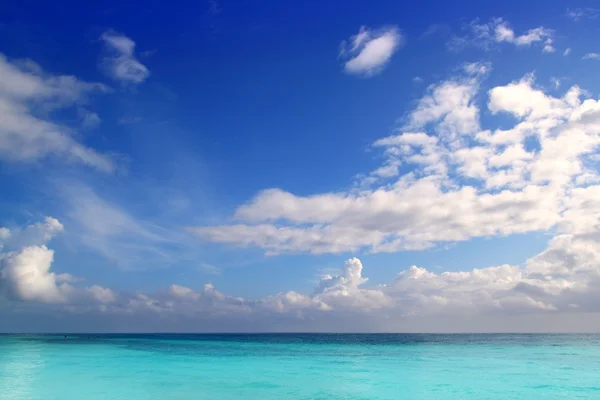 Caribe tropical turquesa praia céu azul — Fotografia de Stock