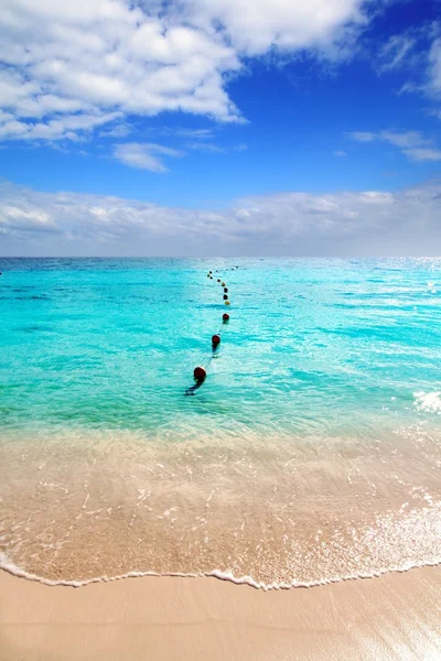 Caribbean tropikal turkuaz beach mavi gökyüzü — Stok fotoğraf