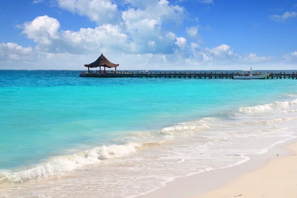 Caribbean sea truquoise beach pier hut — Stock Photo, Image
