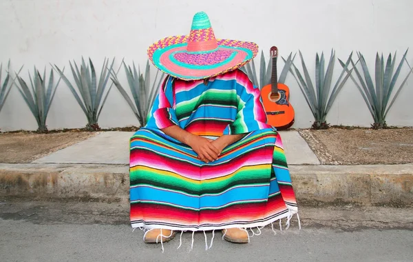 Mexická líný člověk sedět serape agáve kytara nap siesta — Stock fotografie