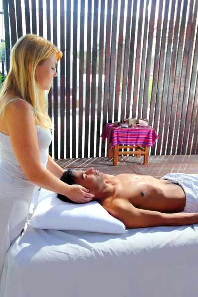 Kranial sakrala massage theraphy i djungeln stuga — Stockfoto