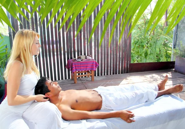 Terapia de massagem sacral craniana na cabine da selva — Fotografia de Stock