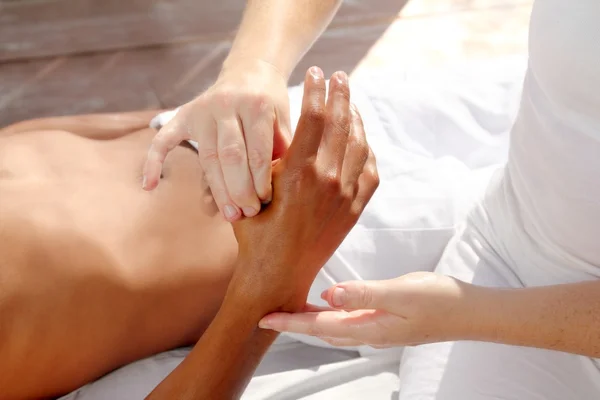 Pressão digital mãos reflexologia massagem terapia tuina — Fotografia de Stock