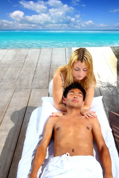 Massagem terapia esticar a cabeça pescoço ao ar livre — Fotografia de Stock
