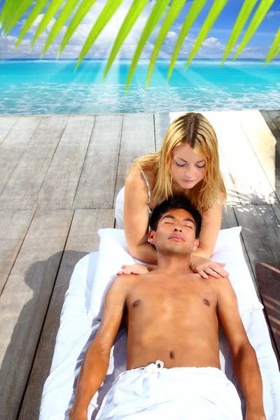 Massage therapie stretch hoofd nek buiten — Stockfoto