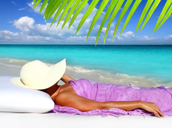 Caribbean tourist resting beach hat woman — Stock Photo, Image