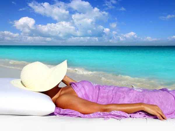 Caribe turista descansando praia chapéu mulher — Fotografia de Stock