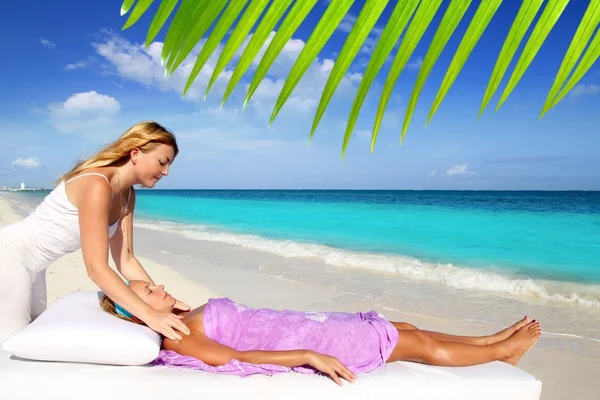 Masaje reiki maya en playa caribeña mujer — Foto de Stock