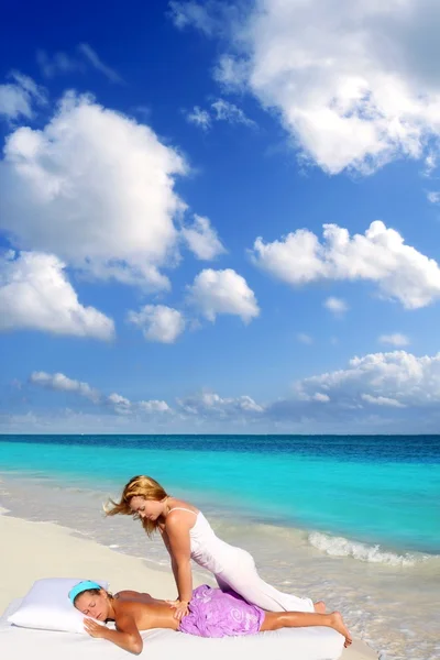 Caribe praia massagem shiatsu cintura terapia — Fotografia de Stock