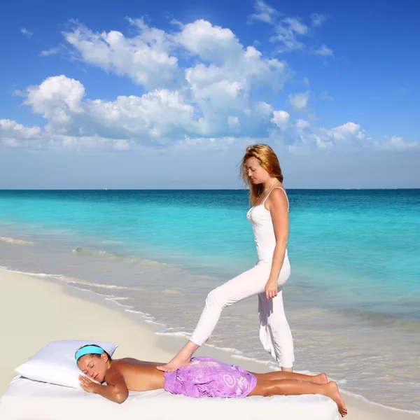 Indietro a piedi shiatsu massaggio Caraibi spiaggia — Foto Stock