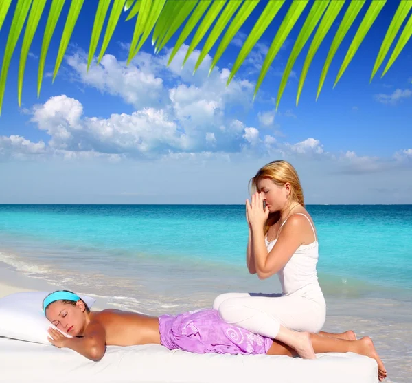 Caribe praia massagem meditação shiatsu mulher — Fotografia de Stock