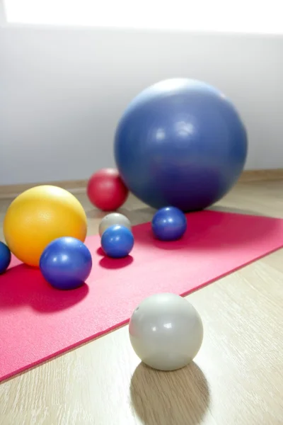 球稳定性和色调普拉提运动健身瑜伽垫 — 图库照片