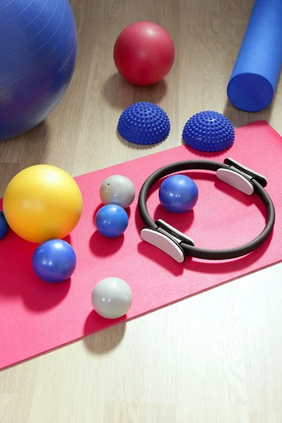 Bolas pilates tonificação anel de estabilidade tapete de ioga — Fotografia de Stock