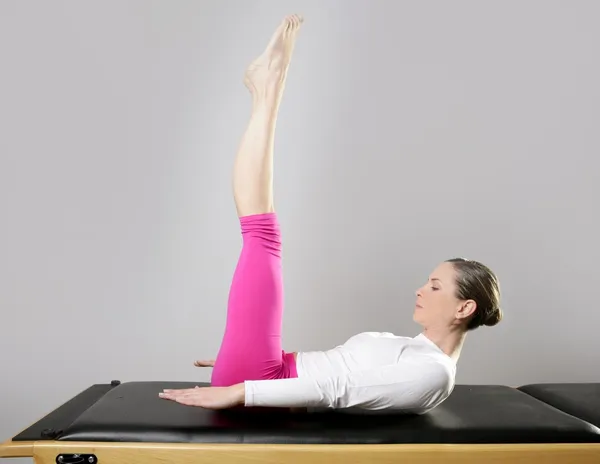Gimnasio pilates mujer reformador yoga pierna deporte —  Fotos de Stock