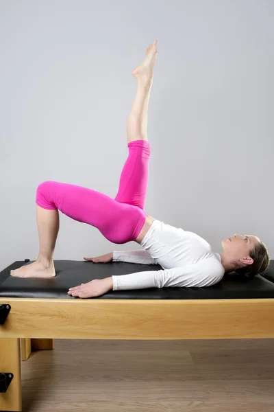 Ginásio pilates mulher reformador ioga perna esporte — Fotografia de Stock