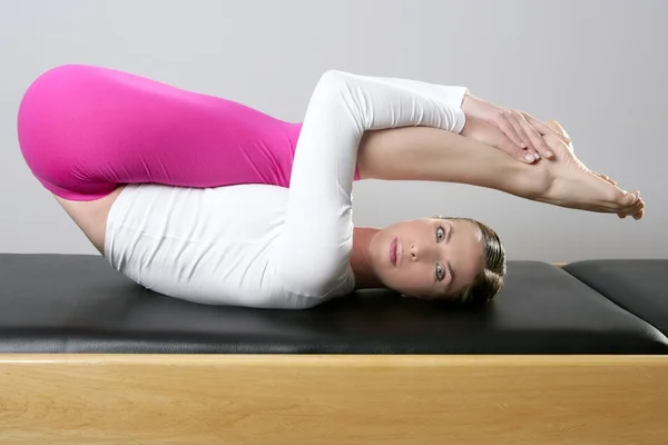 Gimnasio mujer pilates reformer yoga pierna deporte — Stockfoto